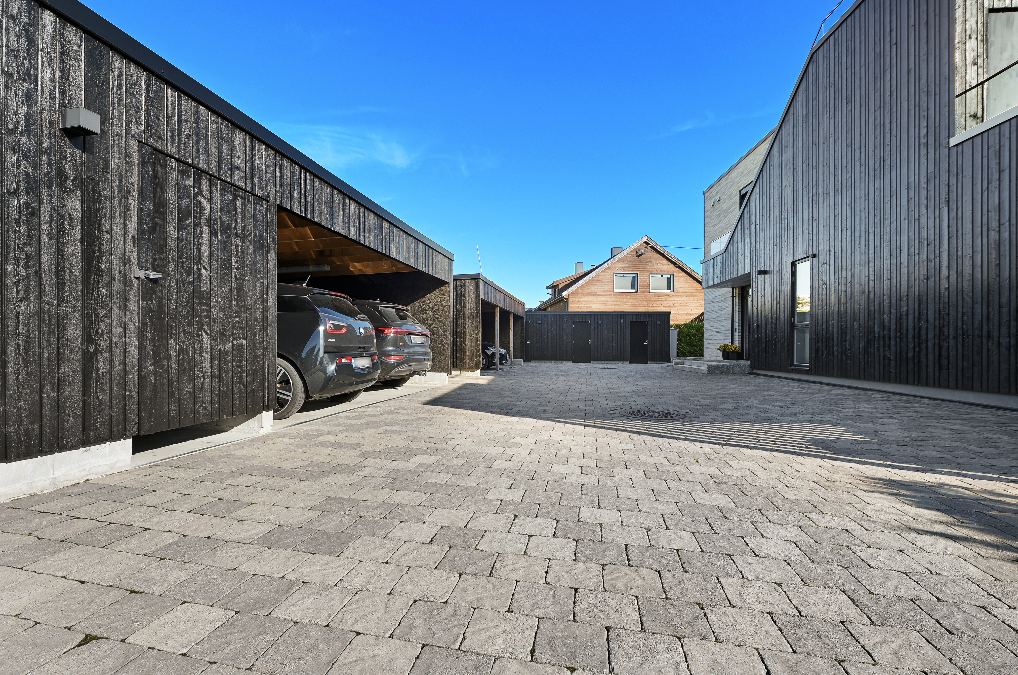 Leiligheten har dobbel carport med 2 ladere for el. bil.