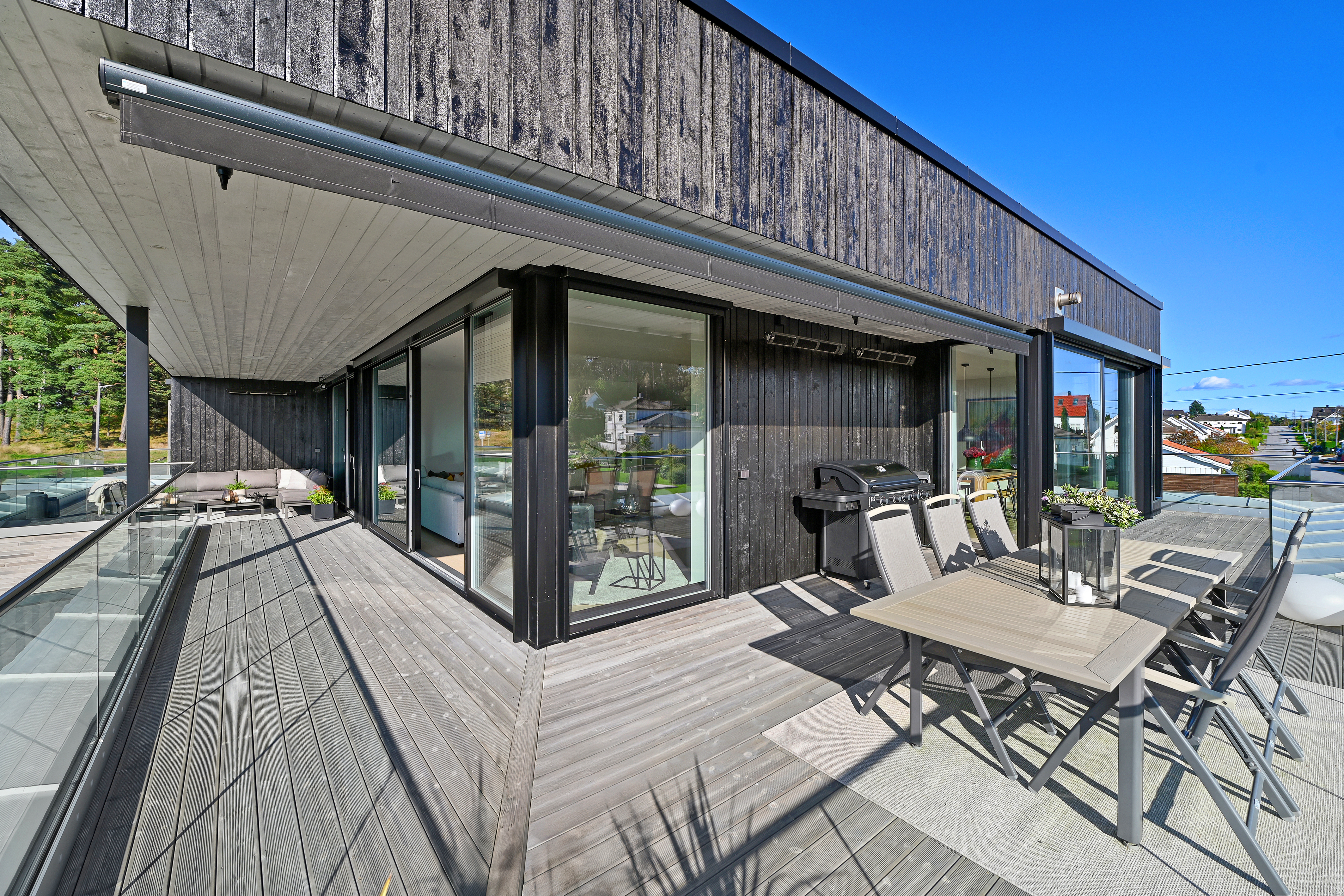 Dels overbygde terrasser som strekker seg på to sider.