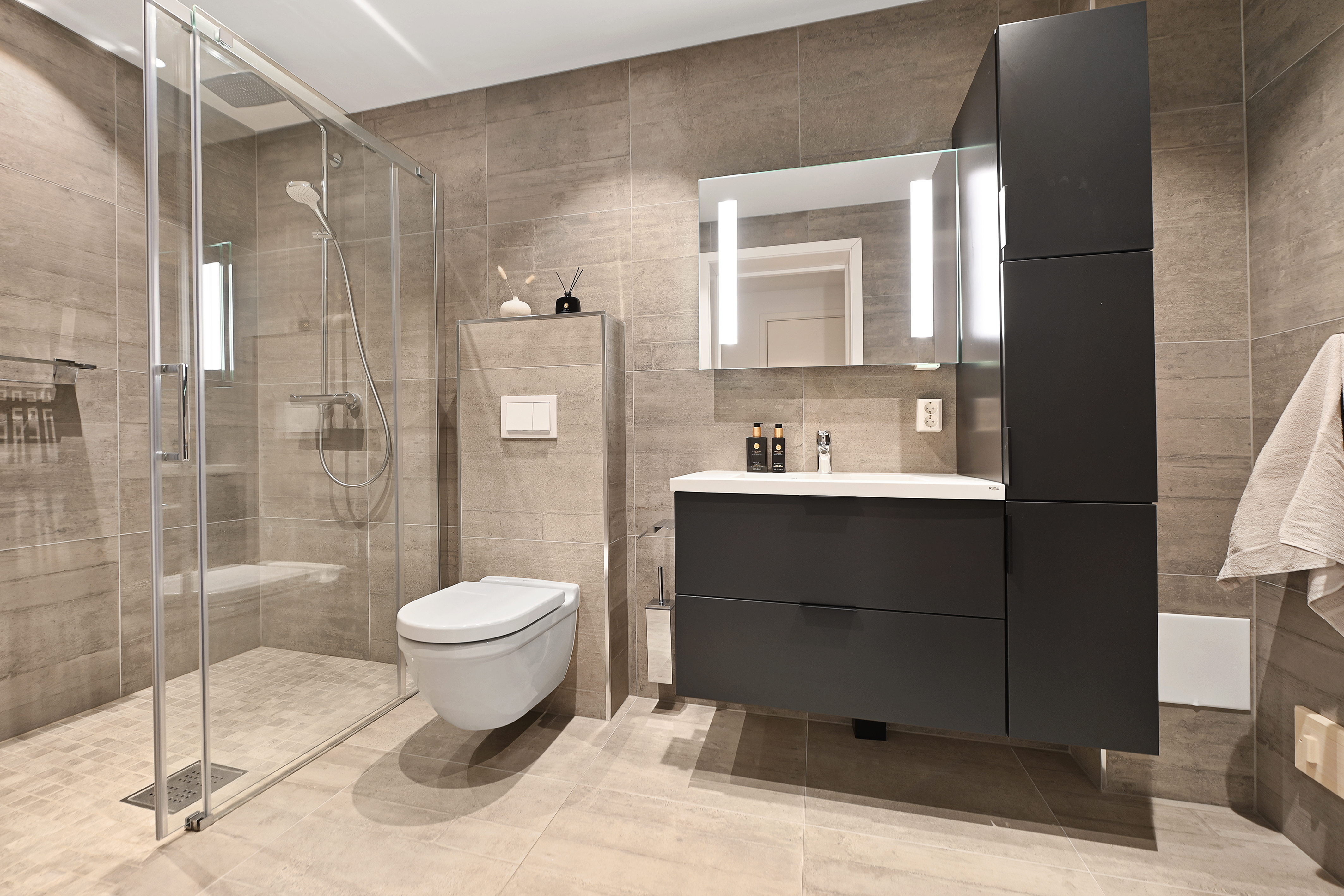 Baderom med dobbel dusj.