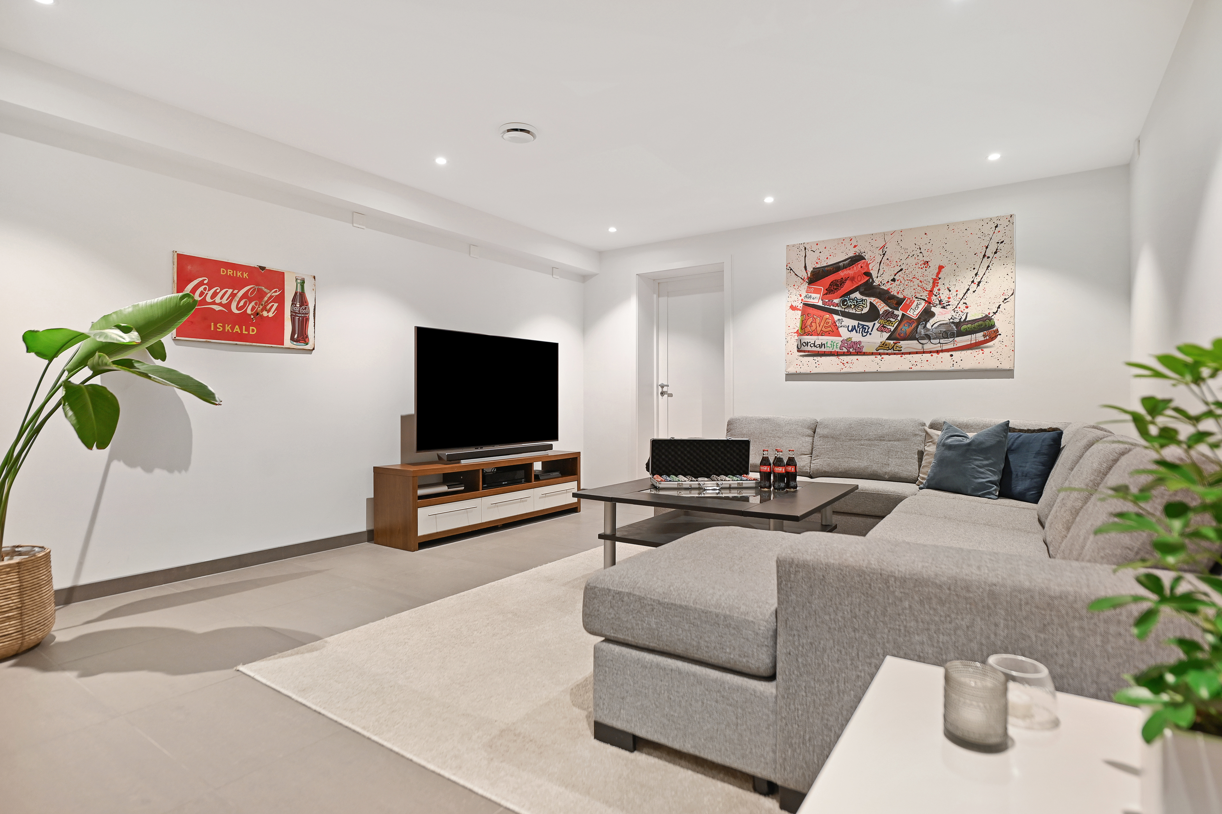 Kino/spillrom i kjelleren. I kjelleren er det også godt med lagerplass.