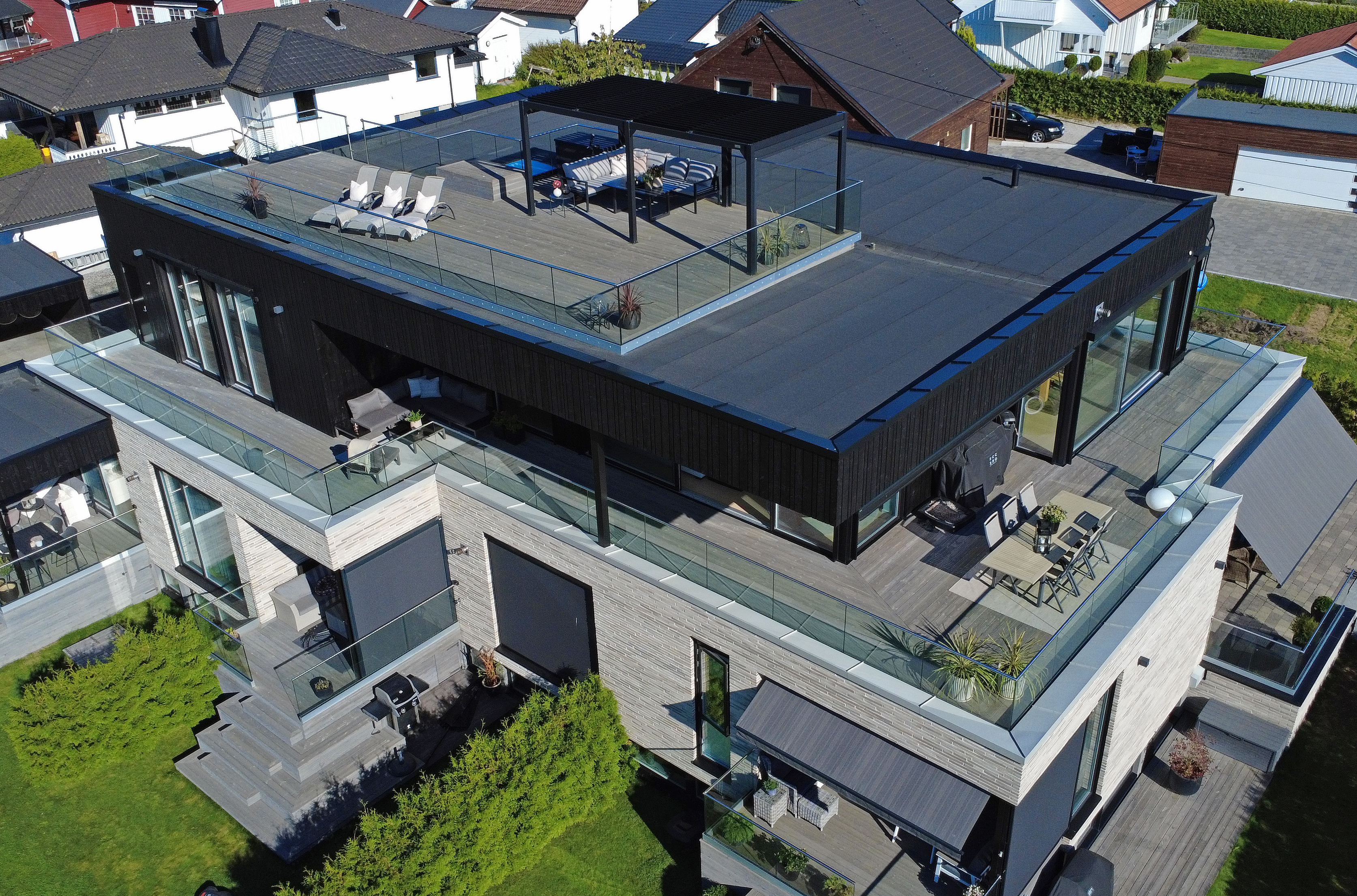 Leiligheten er på hele 296 kvm, og har store terrasser i to etasjer.