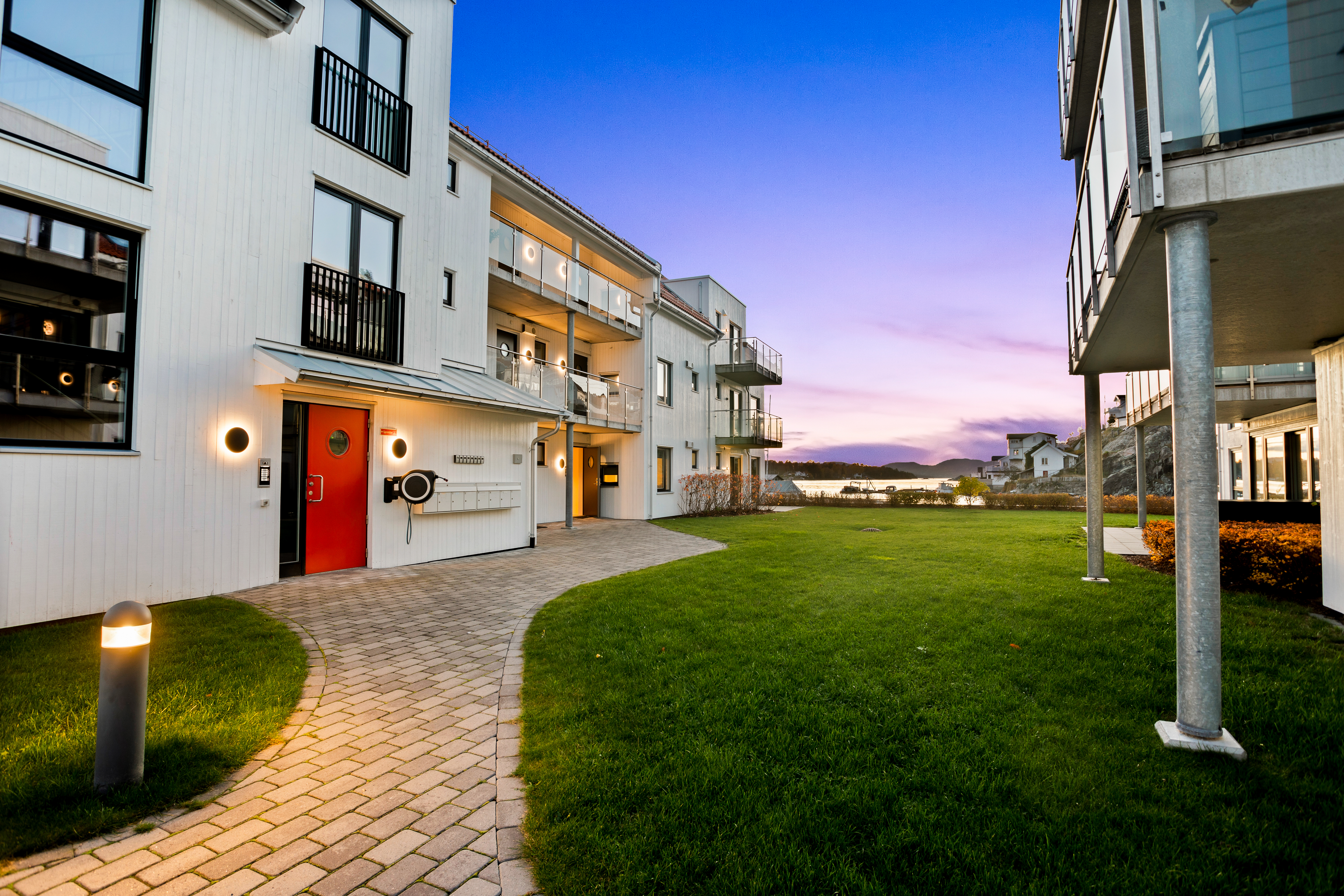 Området rundt er tilrettelagt med grønne fellesområder og en offentlig bryggepromenade som gir enkel tilgang til småbåthavna.