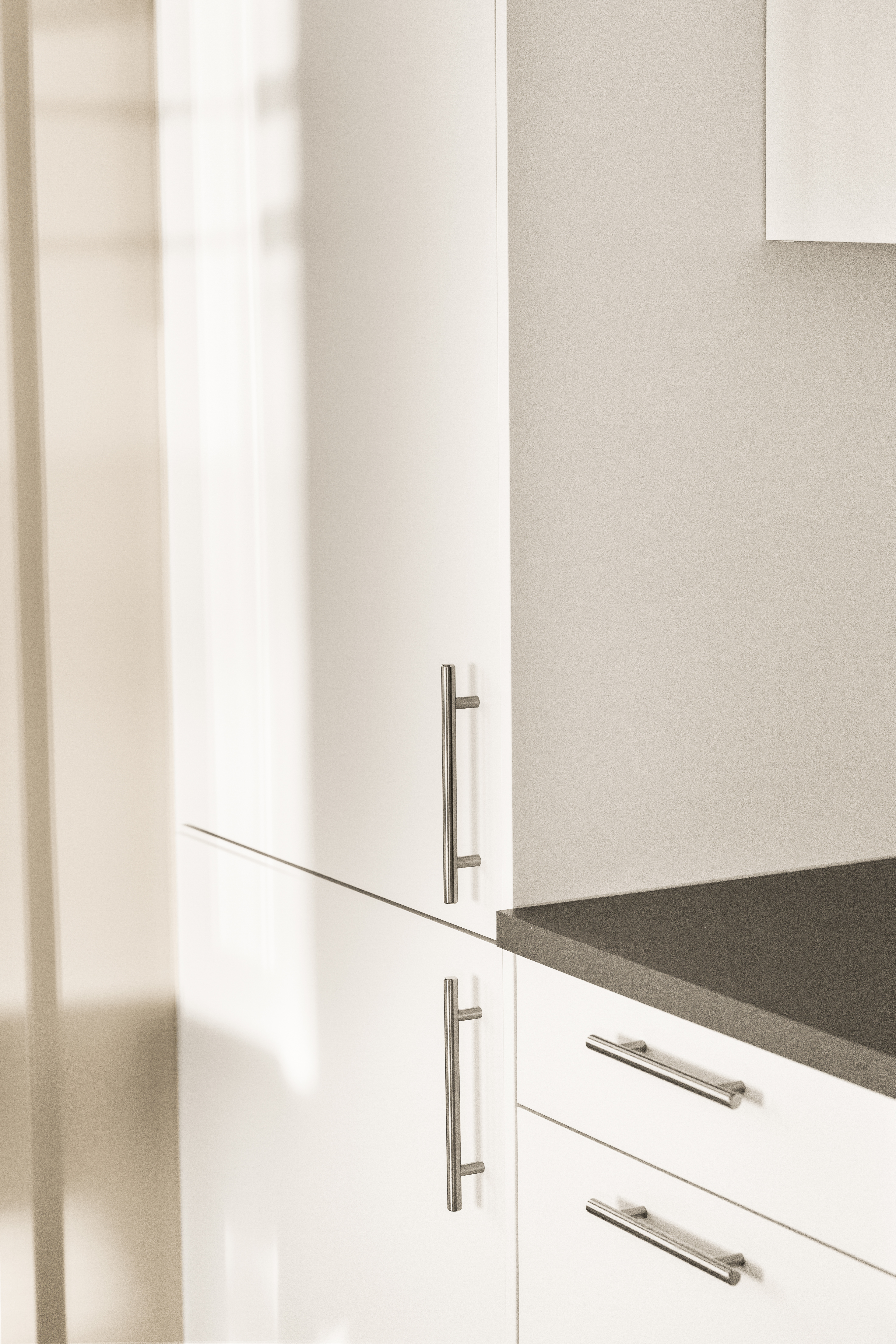 Rommet er utstyrt med integrerte hvitevarer som kjøleskap, komfyr, platetopp og oppvaskmaskin, noe som gir en effektiv utnyttelse av plassen.