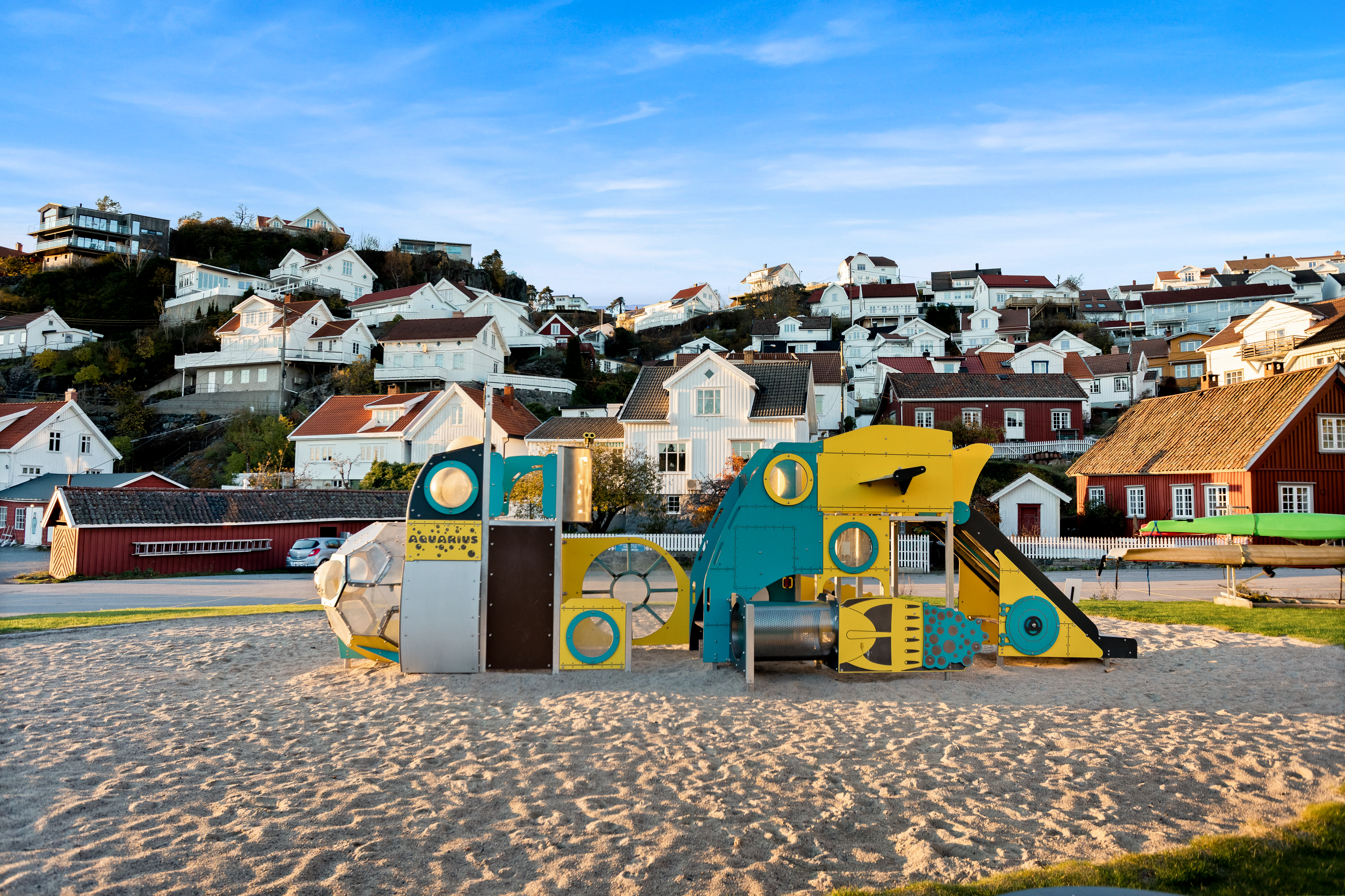 Fin lekeplass til de minste rett ved leiligheten!