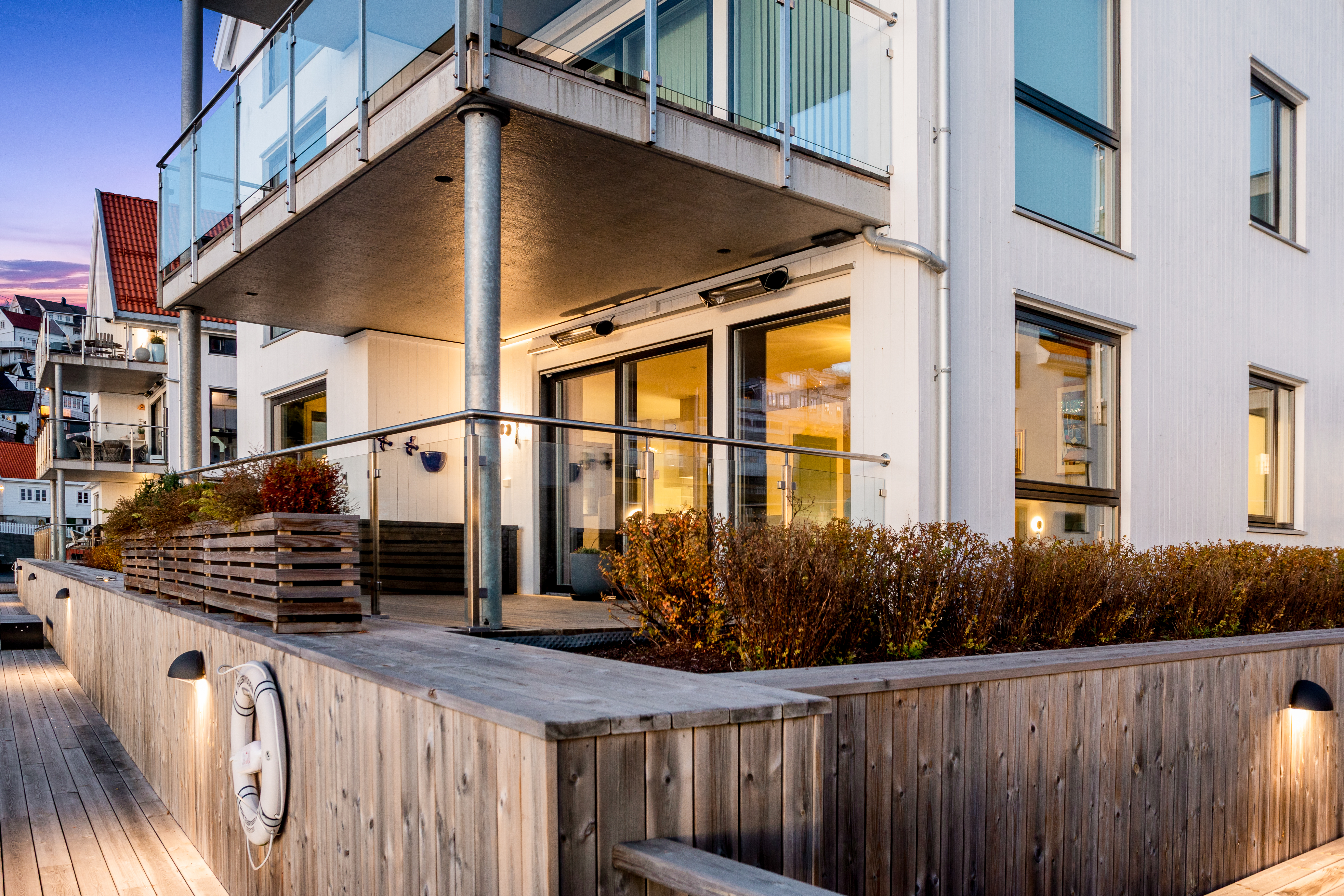 Boligen har vannbåren varme som gir en jevn og behagelig temperatur.