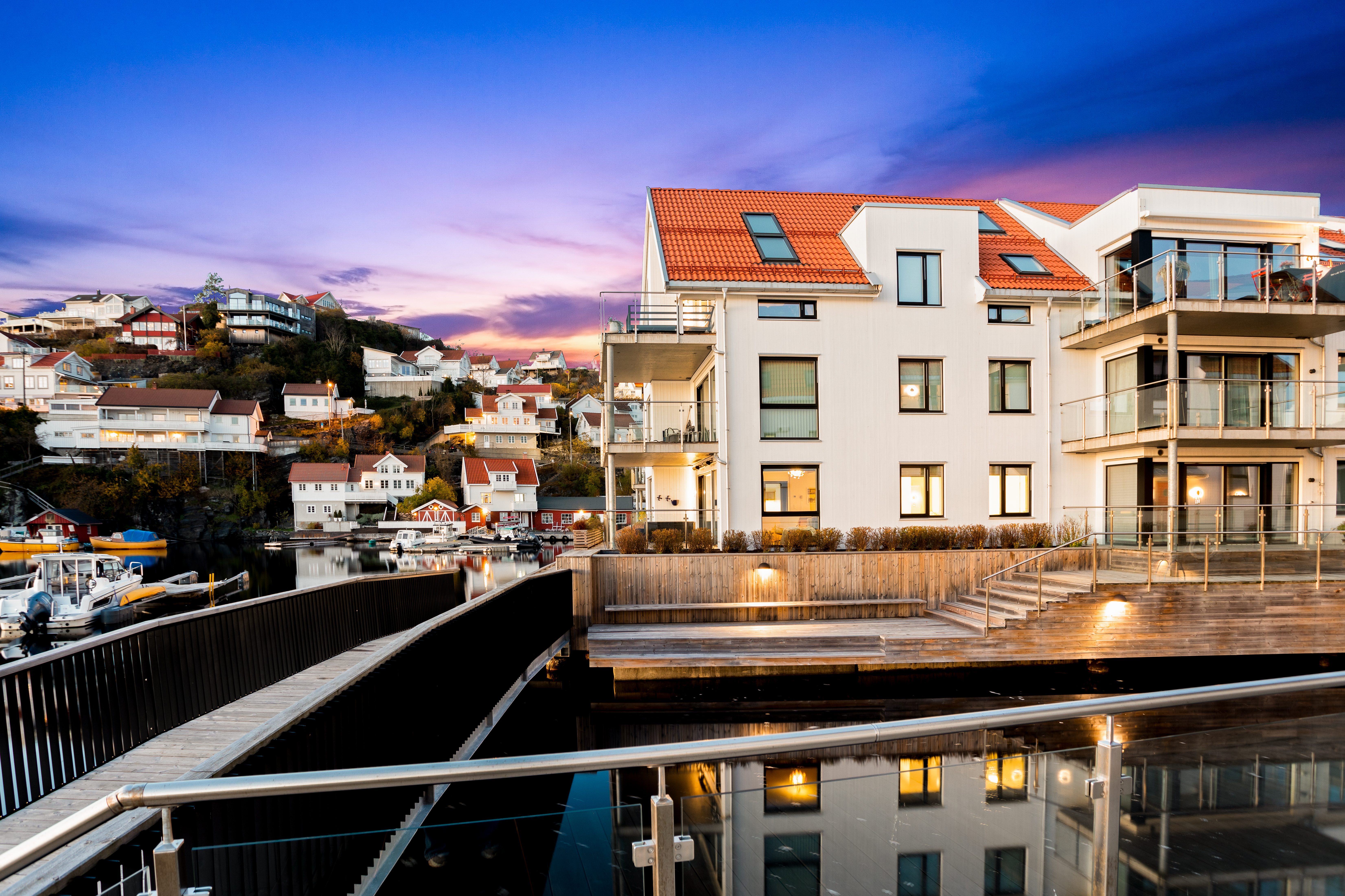 Flott selveierleilighet med unik beliggenhet helt nede ved vannet i attraktive Skrubben Havn.