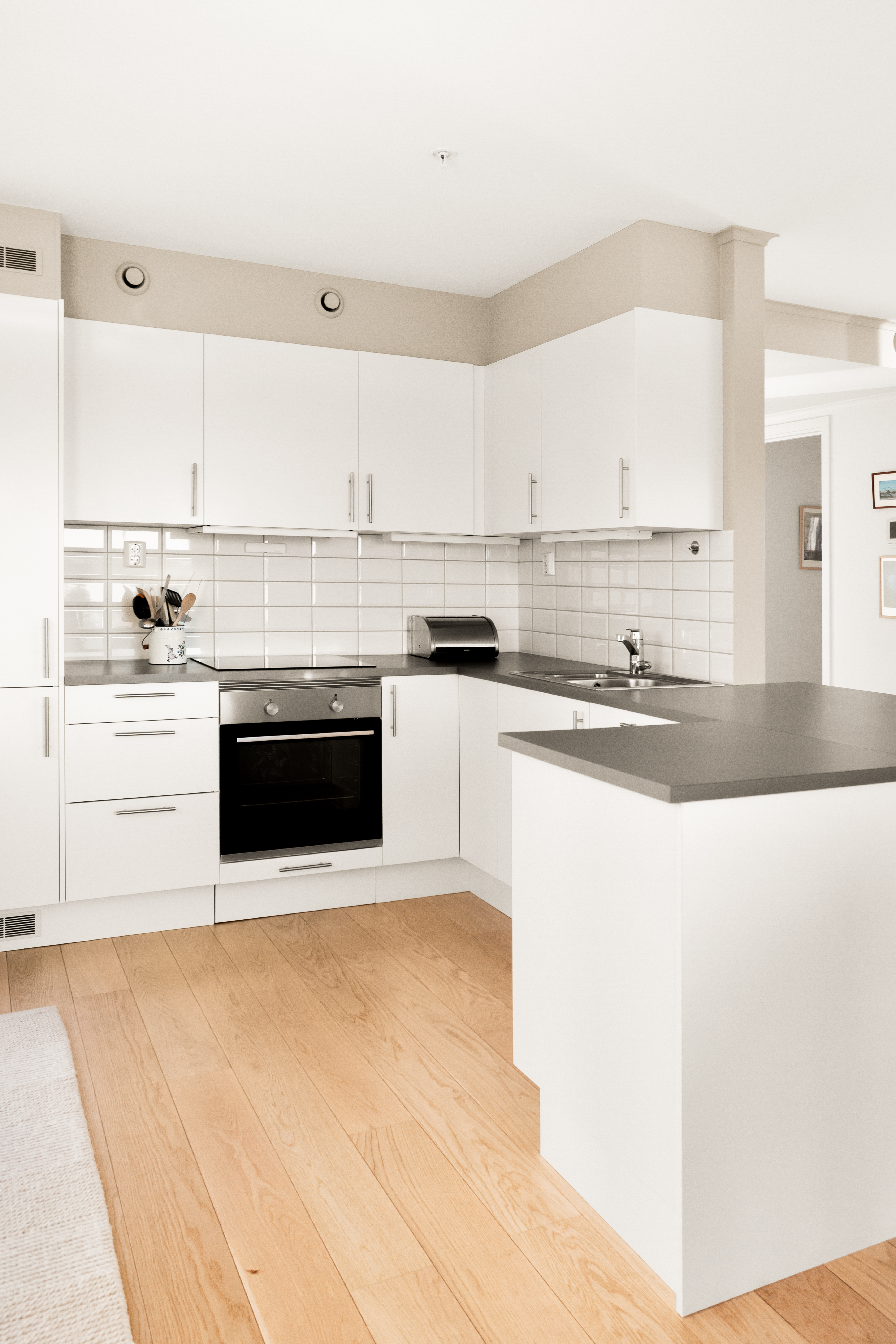 Laminat benkeplate med dobbel vask i stål gir god arbeidsflate og funksjonalitet. 