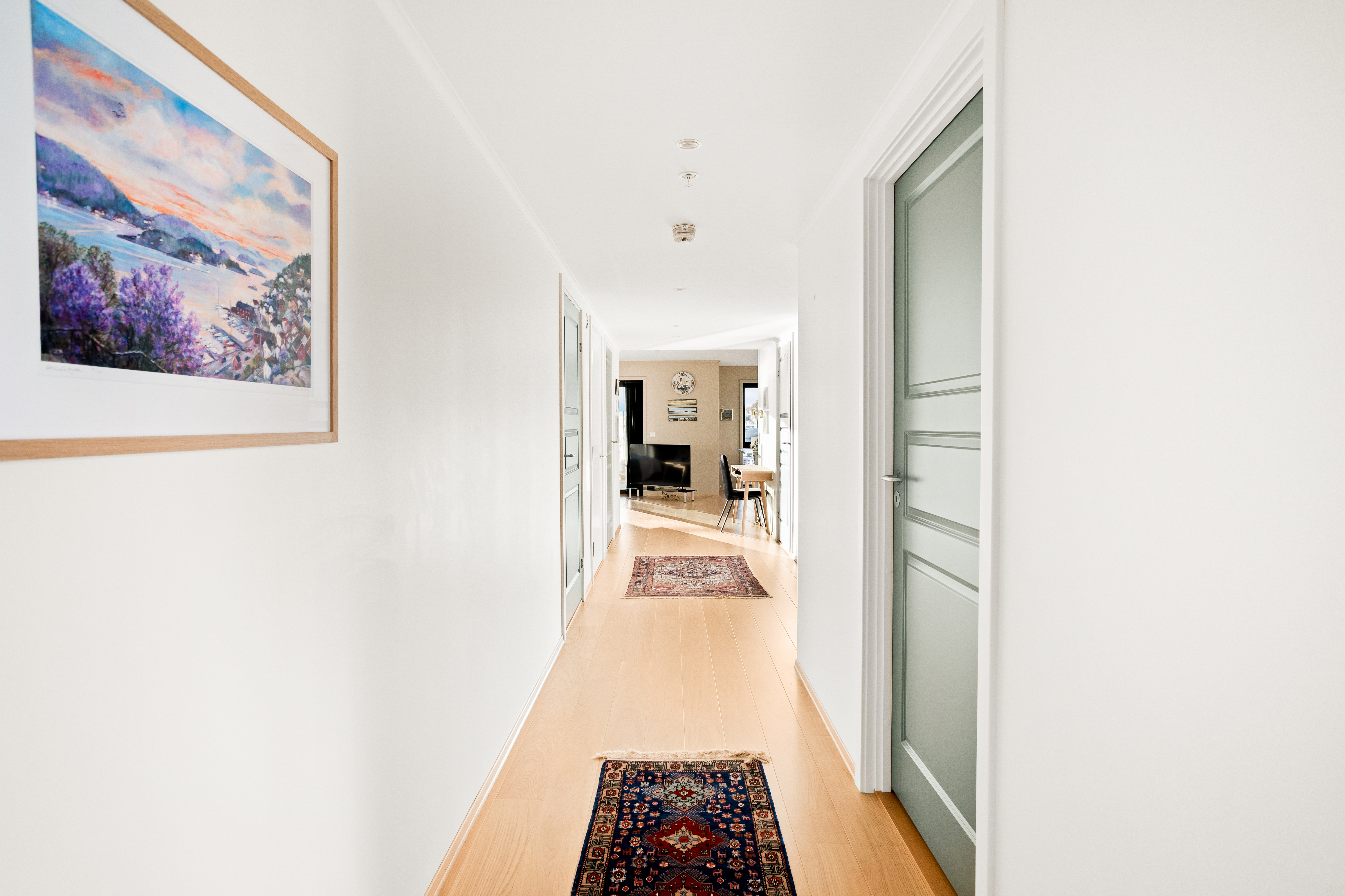 Fra inn fra gange, kommer du til inn til stua og kjøkkenet.