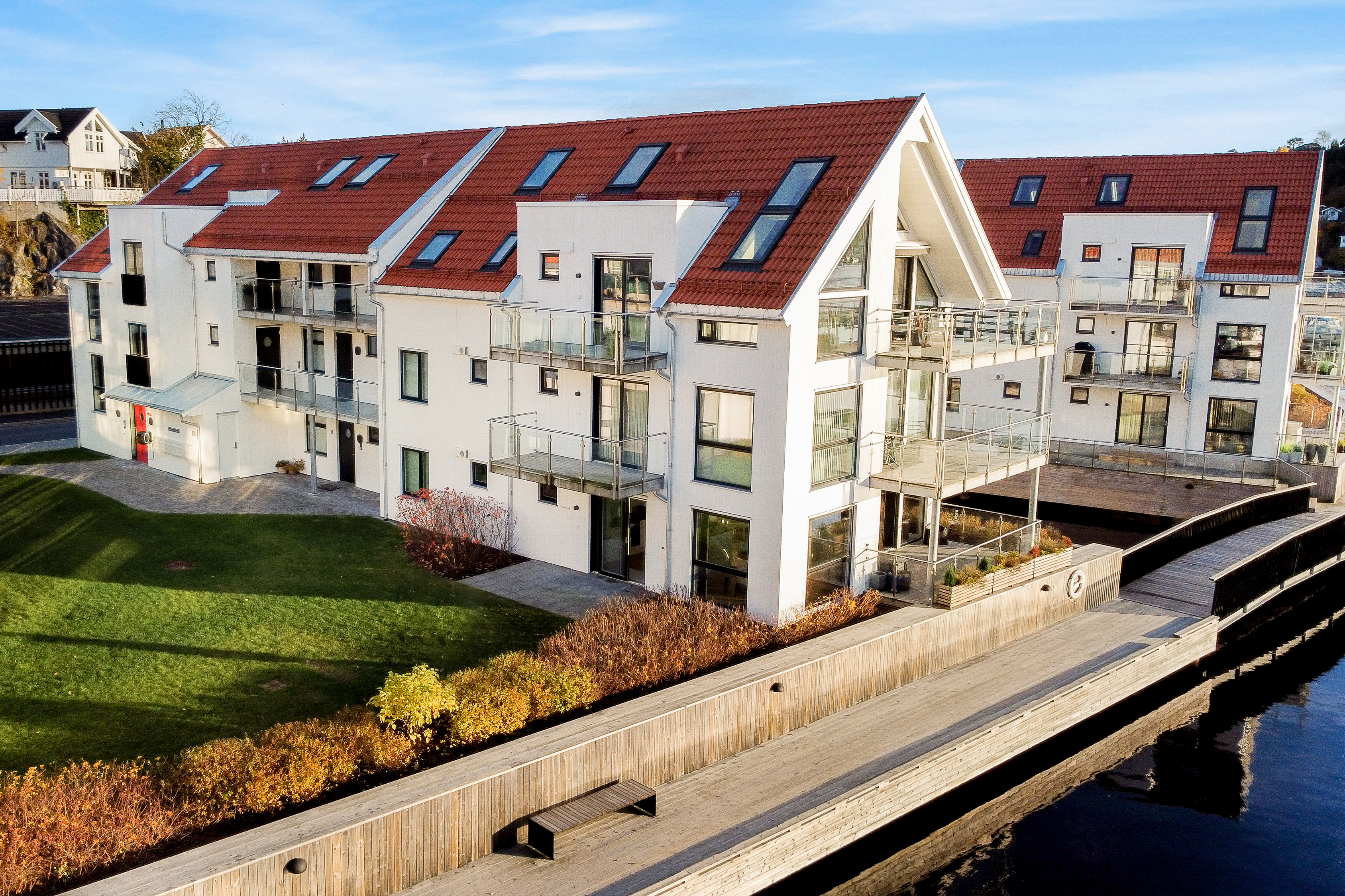 Leiligheten ligger i 1. etasje og har en stor vestvendt terrasse med sol fra formiddag til kveld!