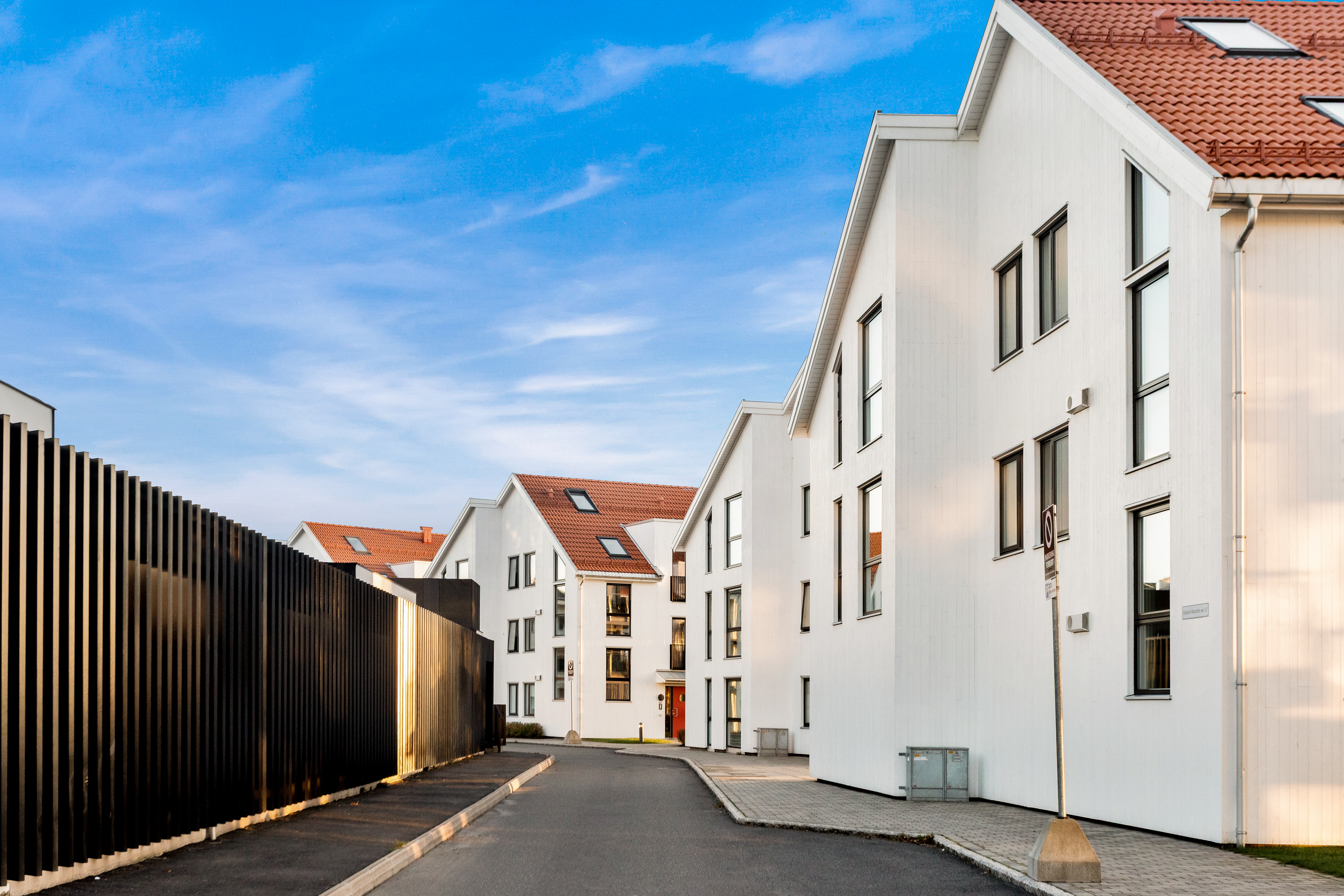 Parkeringsplass med ladeboks medfølger.