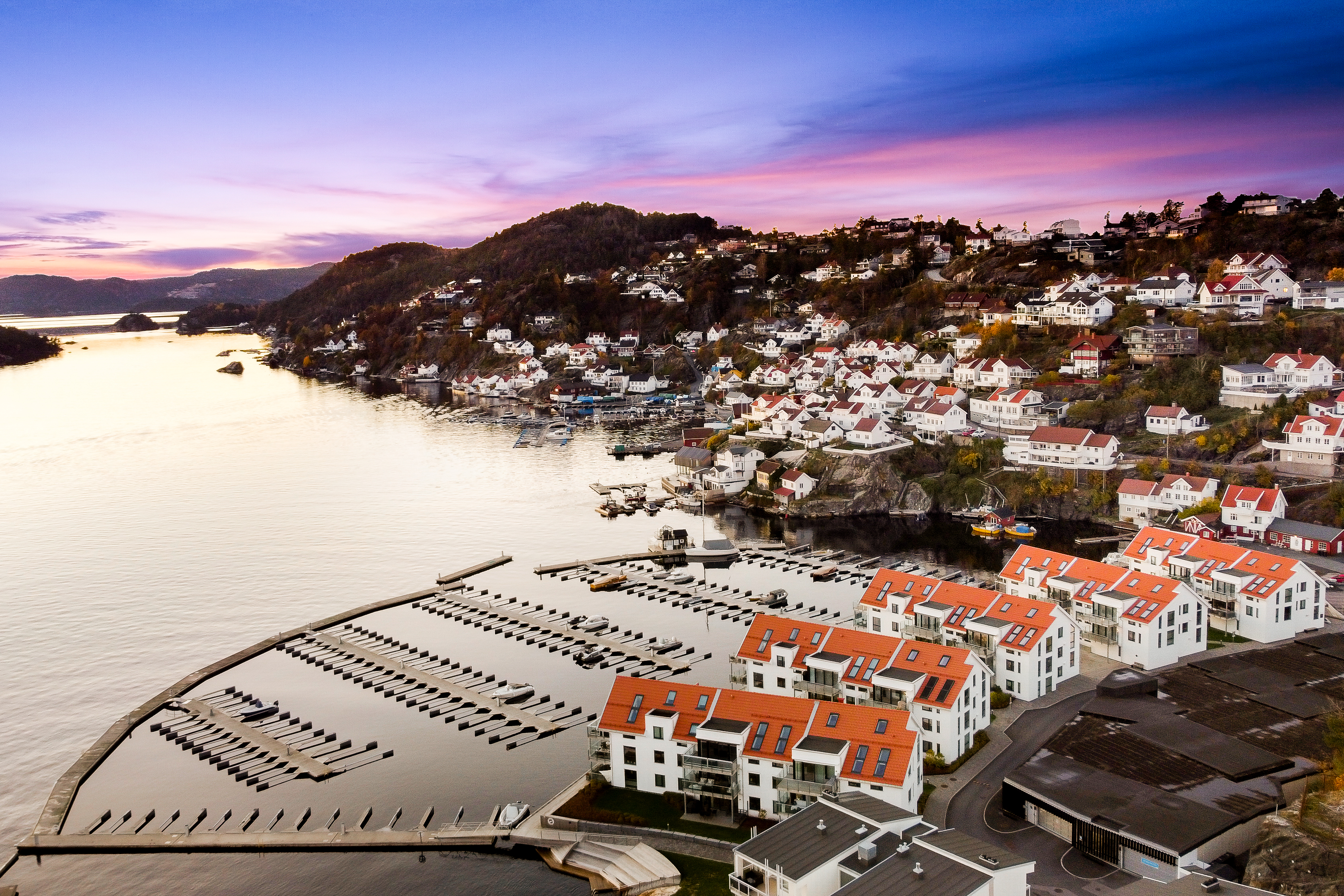 Inne finner du tre doble soverom, to bad, og en åpen stue-/kjøkkenløsning – perfekt for både fritid og hjemmekontor (fiber installert).