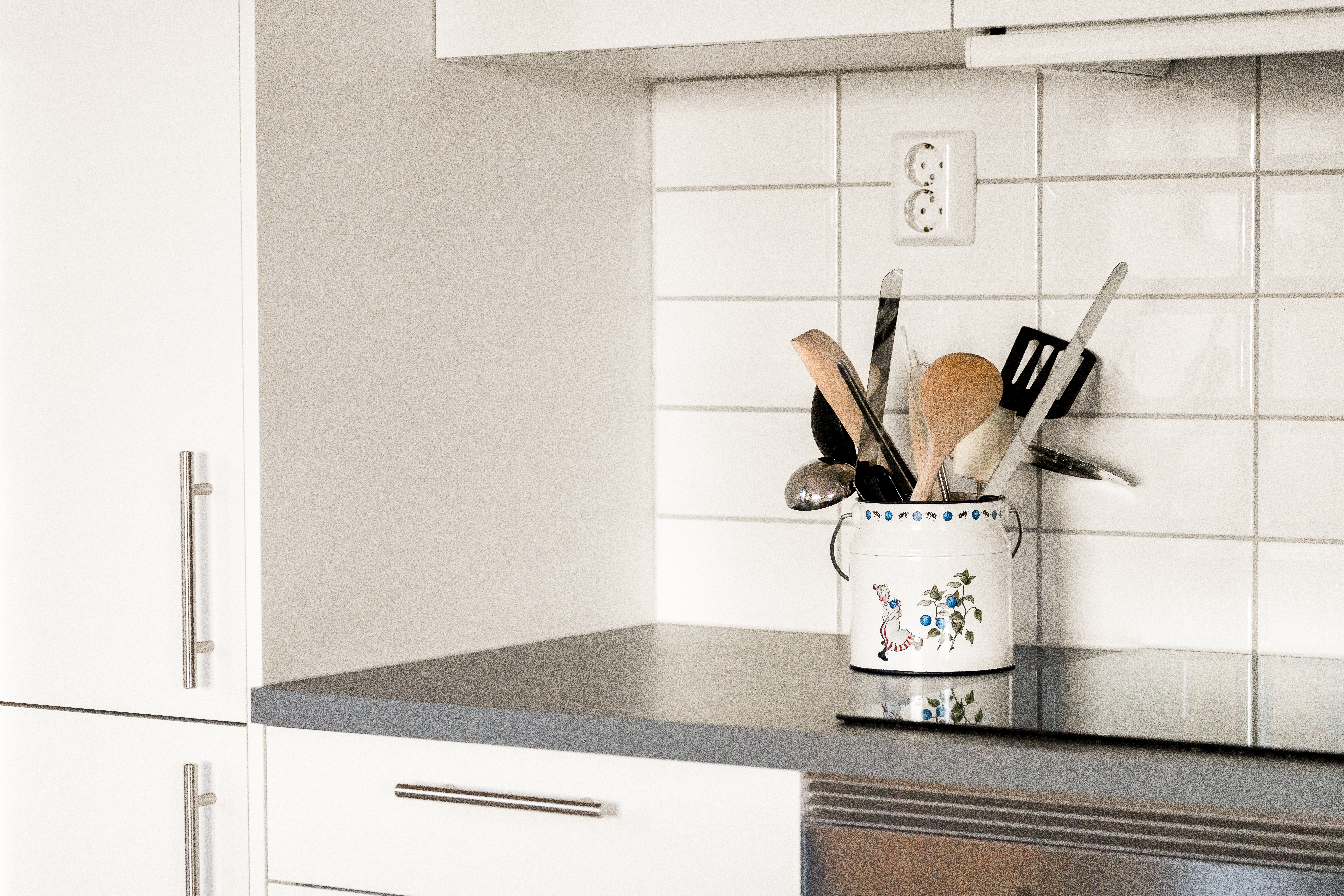 Kjøkkenet har en praktisk layout med folierte skrog og glatte fronter som gir et ryddig uttrykk.