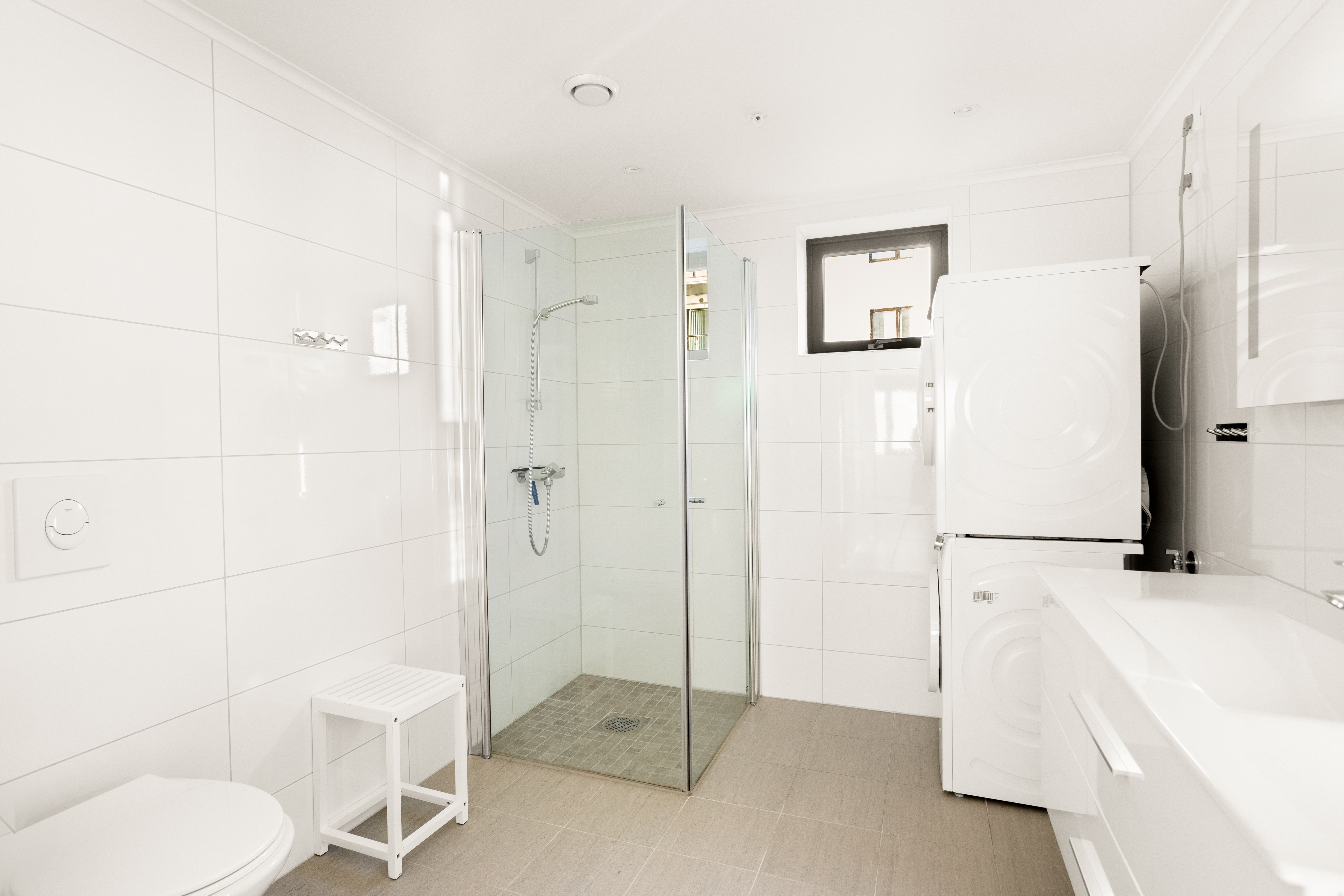 Begge rommene har hver sin vask med baderomsinnredning, dusjhjørne og vegghengt toalett. Dette badet har opplegg for vaskemaskin.