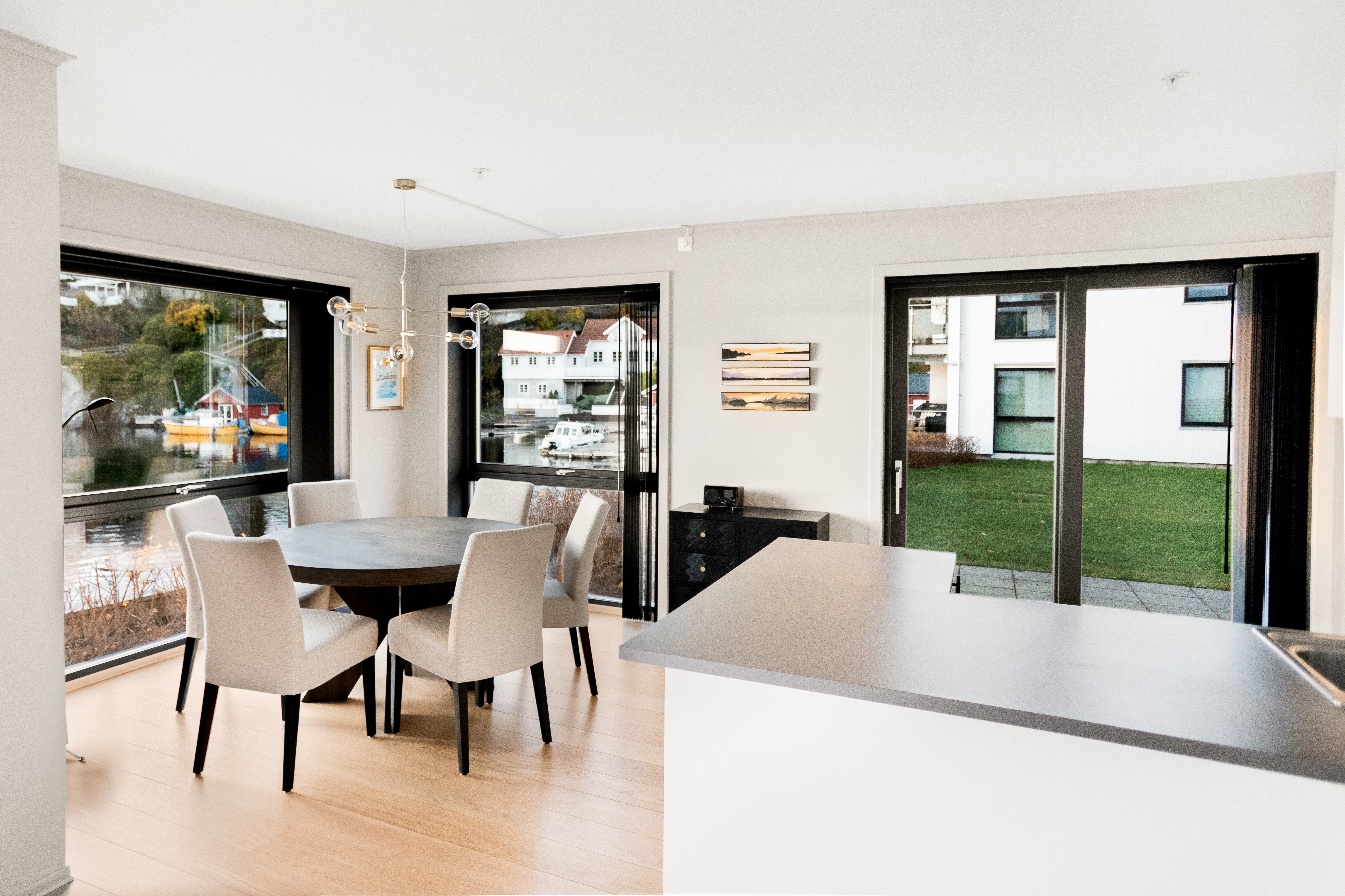 Stua er romslig og gir gode muligheter for fleksibel møblering, enten du ønsker en tradisjonell sofagruppe eller en moderne åpen løsning.