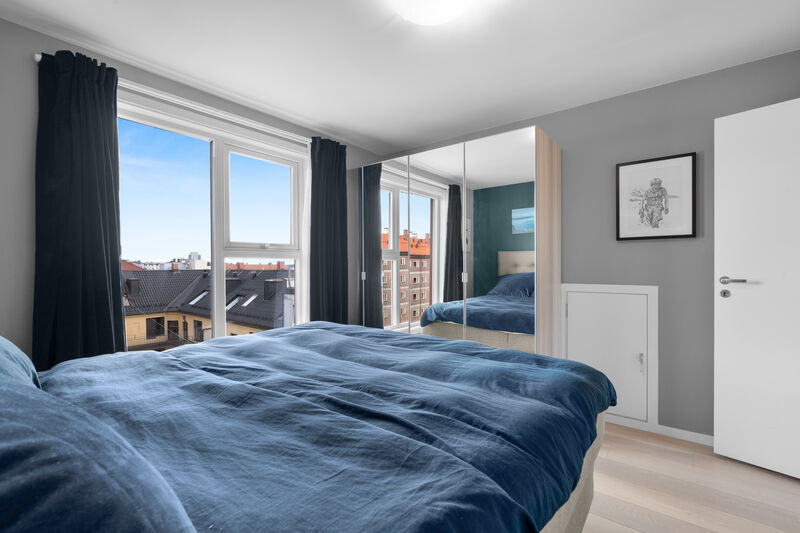God oppbevaringsplass i medfølgende garderobeskap med speildører. De store vindusflatene slipper inn flott naturlig lys, samtidig som det er lite direkte innsyn.