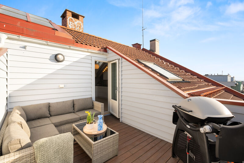 Takterrassen har terrassebord på gulv og god plass til sittegruppe etter eget ønske og behov. Det er også montert utebelysning og utvendig stikkontakt.