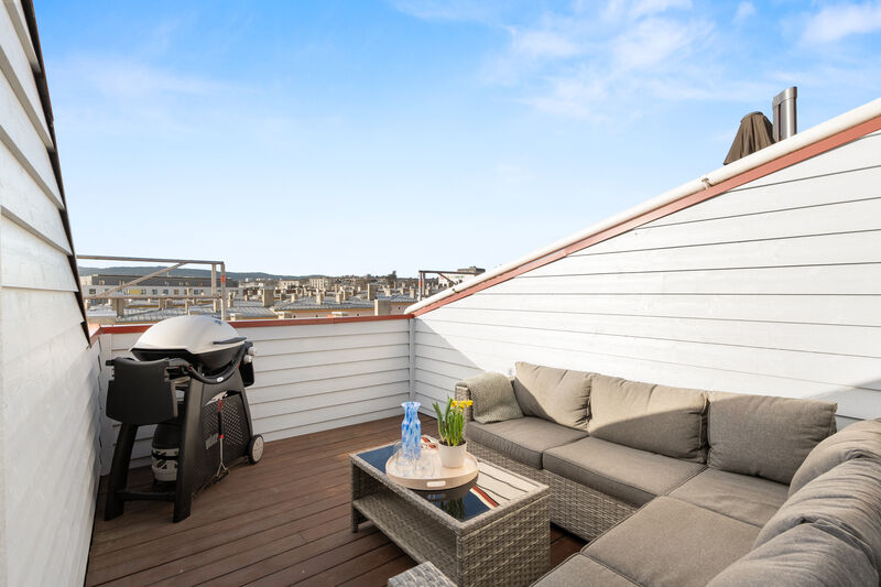 Lys & moderne 2-R loftsleilighet fra 2014 I Solrik vestvendt takterrasse på 10m² I Gulvareal på 61m² I Fibernett inkl.!