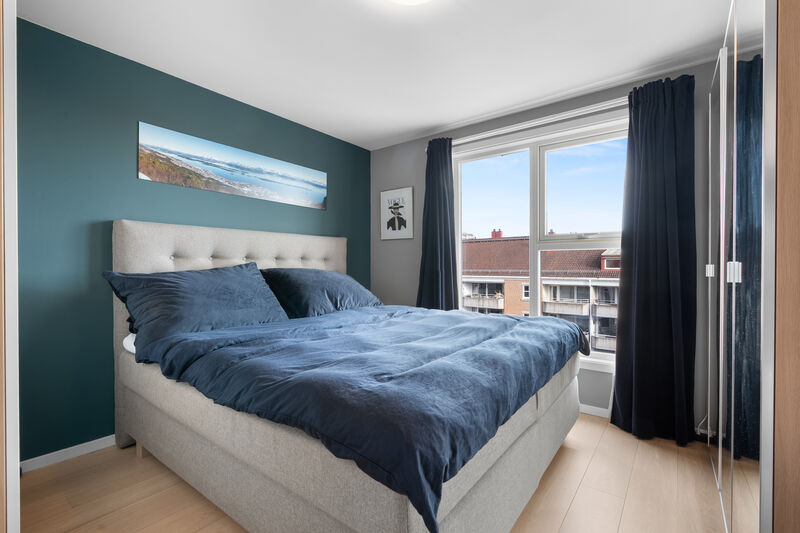 Leiligheten har et lyst og innbydende soverom som vender ut mot rolig bakgård. På soverommet er det naturlig plass til stor dobbeltseng med tilhørende nattbord.