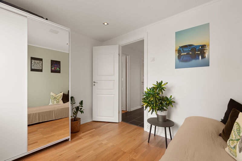 Også her finnes skyvedørsgarderobe som vil medfølge.