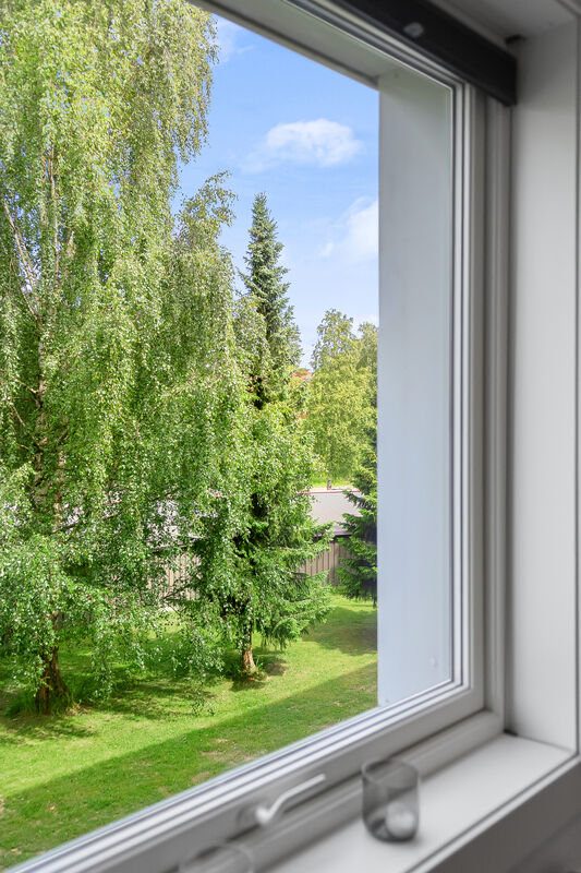 Herlig utsyn fra soverom 2 mot frodige fellesarealer.