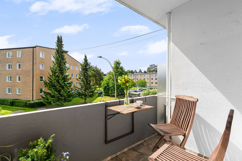 Leiligheten vender mot borettslagets fellesarealer.