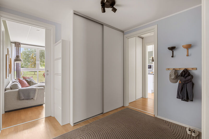 I entréen er det god oppbevaringsplass i stor plassbygget skyvedørsgarderobe.