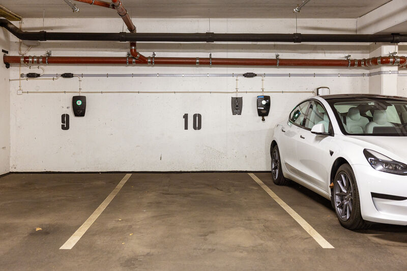I tillegg disponerer leiligheten en garasjeplass med mulighet for elbil-lader i felles garasjeanlegg i kjelleren, samt en bod på 8m². Heis i bygget.