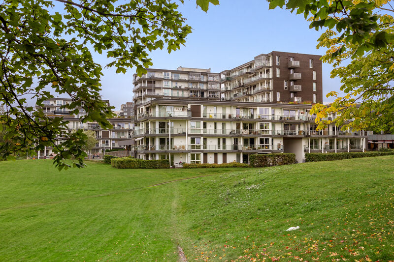 Attraktiv, rolig og sentral beliggenhet på øvre Torshov, på toppen av frodige Torshovdalen. Her bor du godt med butikker, barnehage og t-bane rett utenfor døren.