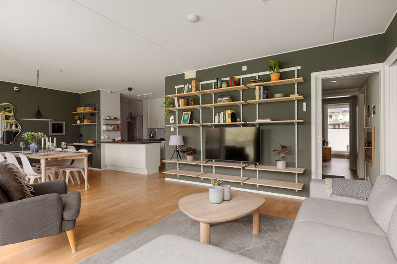 Stuen er enkel å møblere med sofagruppe med salongbord og mediemøblement med tv.