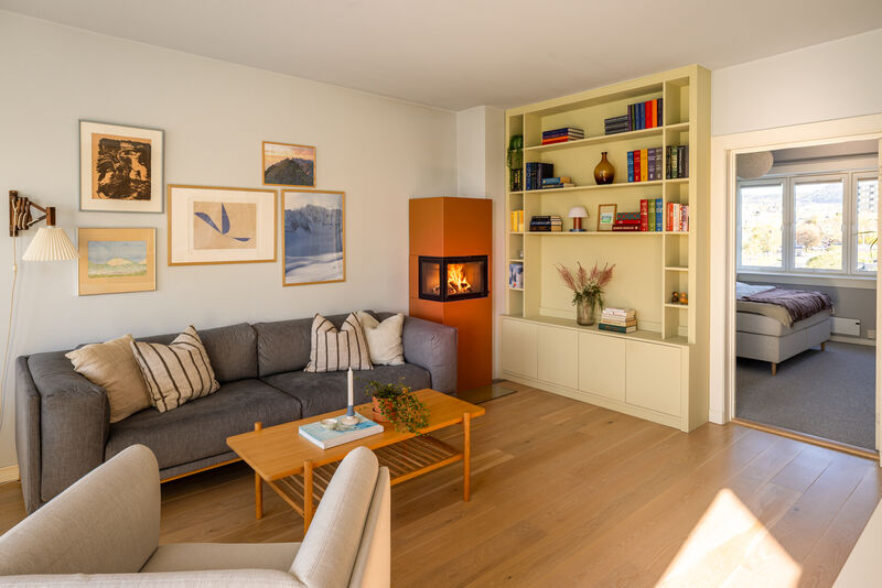 I hjørnet av rommet har du en moderne vedovn (ny i 2019) som varmer godt på kalde høst- og vinterdager, samt bidrar til hygge. Iht. vedlikeholdshistorikken til borettslaget ble pipene rehabilitert i 2016.