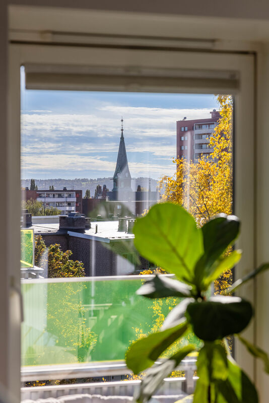 Flytt rett inn i lys og nydelig 3-R toppleilighet med god standard | Solrik sydvestvendt balkong | Vedovn | Populært brl — bilde 9