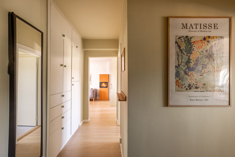 Det gode inntrykket starter allerede når man kommer inn. Her møtes du av en lys og funksjonell entré med god plass til å henge fra seg yttertøy og plassere sko i romslig garderobeskap.