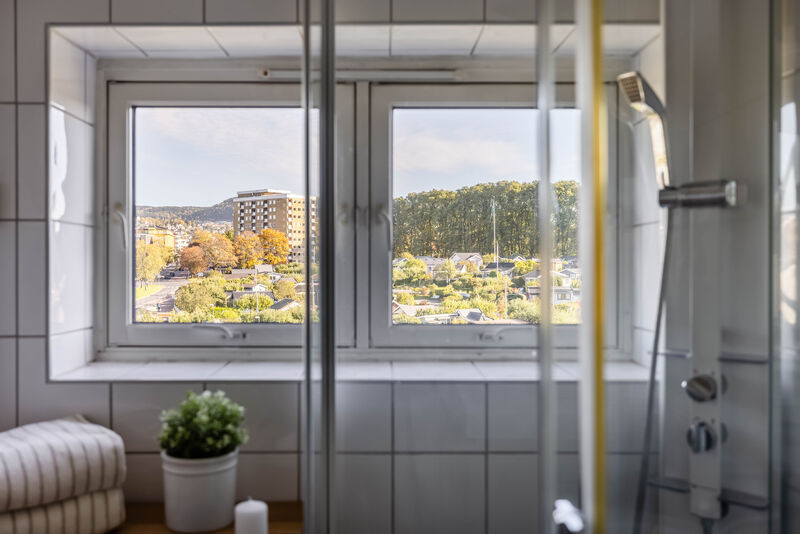 Downlights i himlingen sørger for god belysning, mens et vindu gir naturlig dagslys og bidrar til en åpen og frisk atmosfære.