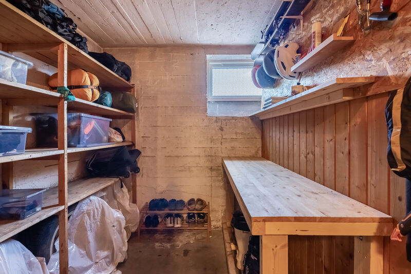 Som tidligere nevnt, disponerer leiligheten tre boder, to kjellerbod på ca.1m² og 6m² (bildet er av den store kjellerboden), samt en loftsbod med gulvareal på ca. 10m².