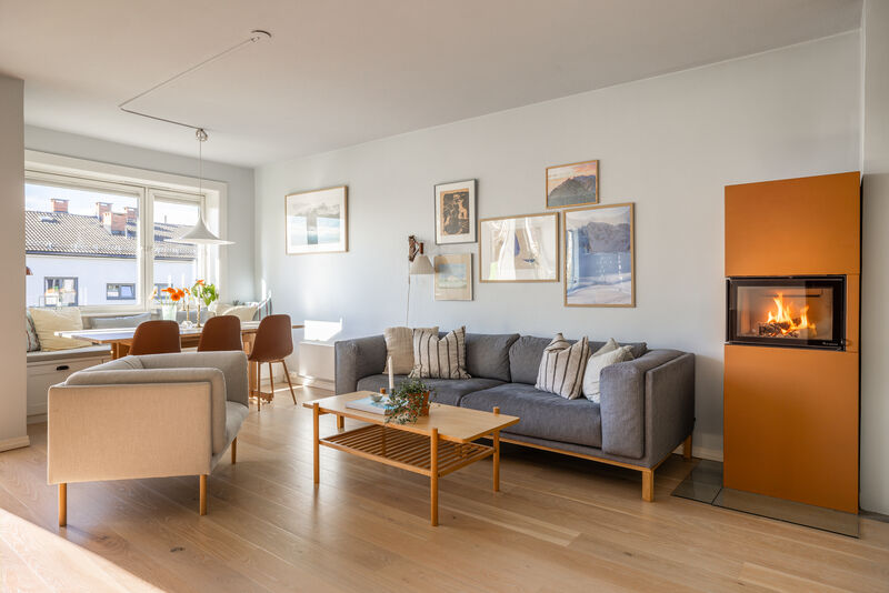Her er det virkelig god plass til sofagruppe med salongbord og tv-benk (fibernett fra Global Connect er inkludert i de månedlige felleskostnadene).