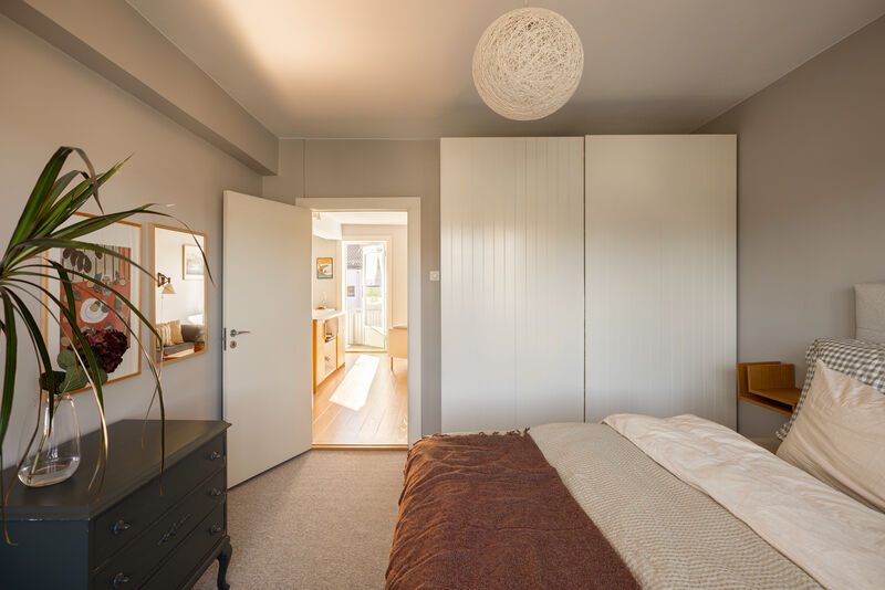 Plass til stor dobbeltseng med tilhørende nattbord. Romslig skyvedærsgarderobe - medfølger i handelen - og gir rikelig med oppbevaringsplass til klær og det du ellers trenger å gjemme bort for et ryddig soveromsmiljø.