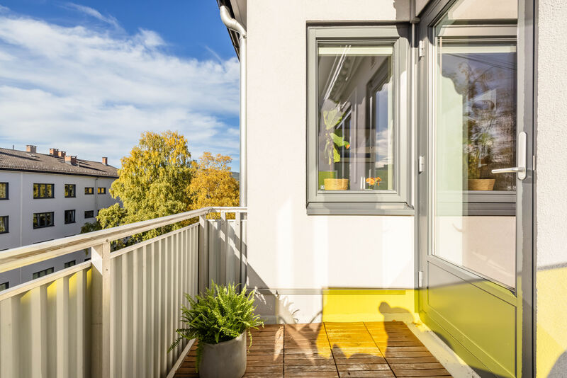 Beliggenheten i byggets 5. etasje og mot sydvest sørger for gode solforhold. Her nyter du lange og late sommerdager og -kvelder!