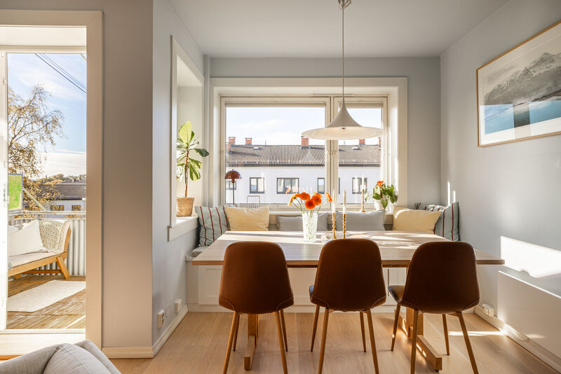 Planløsningen er svært praktisk, og ved vinduet er det en spesialbygget sittebenk/lesekrok (med integrert lagring under)
