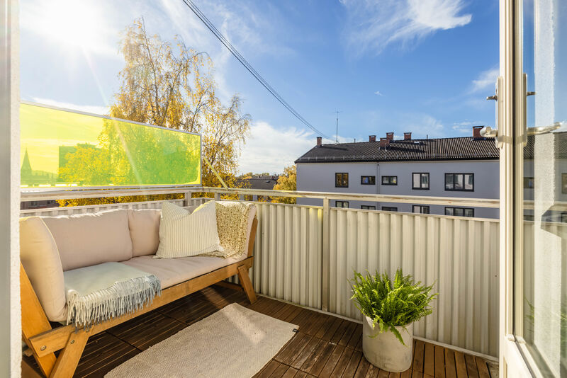 Fra stuen kommer du deg ut på en solrik og sydvestvendt balkong - et lite fristed på ca. 4m².