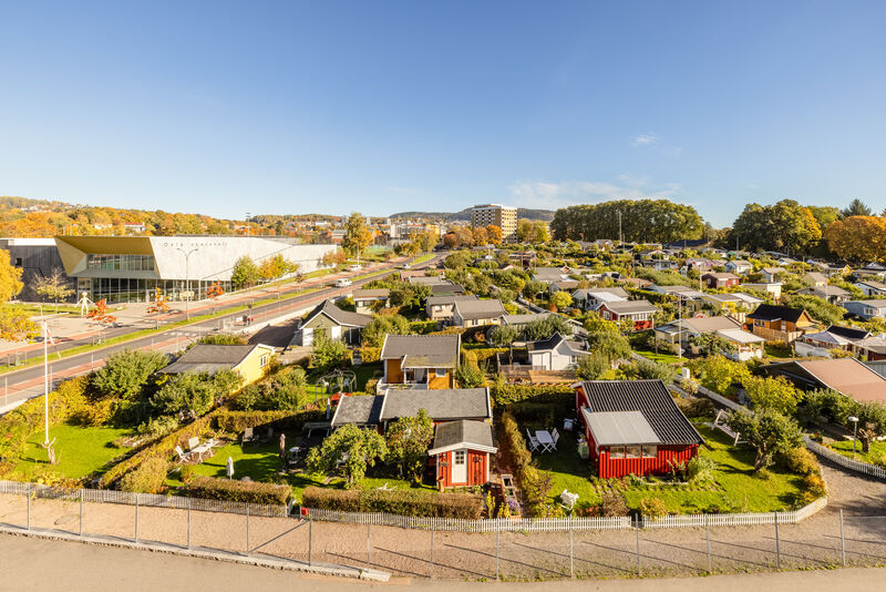 Store vindusflater, også her ut mot trafikkstille og rolig gate med nydelig utsikt over Hjemmets kolonihager.